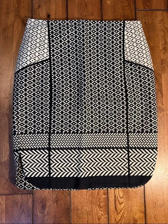 J. Crew Black and White Geo-Pattern Pencil Skirt sz. 8 - Picture 1 of 5